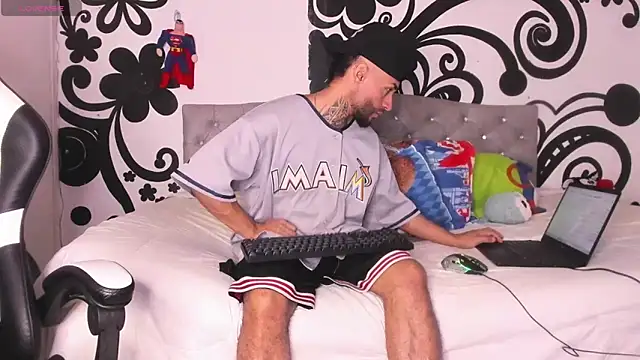 Snapshot of BruceNixon chatting on October 4, 2025, 10:19 pm BruceNixon online show from October 4, 2025, 10:19 pm