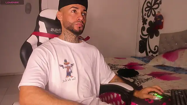 Snapshot of BruceNixon chatting on October 22, 2025, 8:52 pm BruceNixon online show from October 22, 2025, 8:52 pm