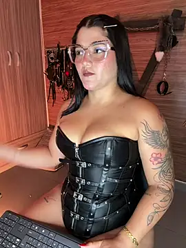Snapshot of yey_bdsm chatting on April 24, 2026, 5:04 pm yey bdsm online show from April 24, 2026, 5:04 pm