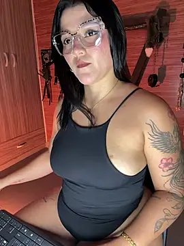 Snapshot of yey_bdsm chatting on May 7, 2026, 4:56 pm yey bdsm online show from May 7, 2026, 4:56 pm
