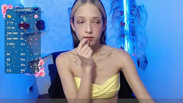 ZoePrest  online show from February 14, 2025, 6:02 am