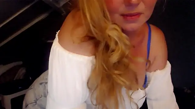 Snapshot of roxanna24 chatting on July 23, 2026, 7:12 pm roxanna24 online show from July 23, 2026, 7:12 pm