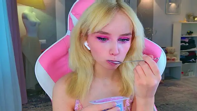 Snapshot of b4by_LoL1 chatting on February 1, 2026, 8:57 am b4by LoL1 online show from February 1, 2026, 8:57 am