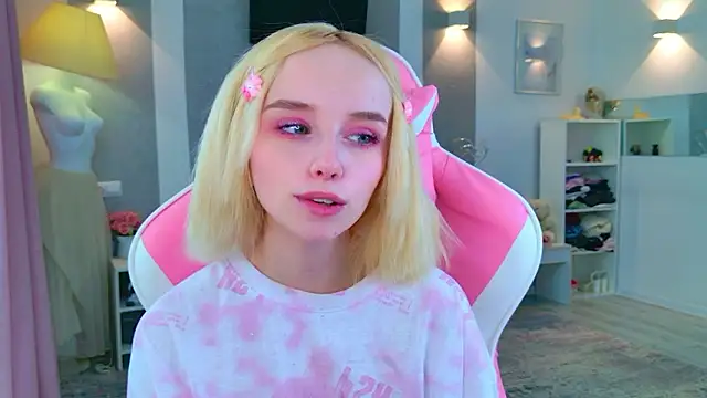 Snapshot of b4by_LoL1 chatting on February 6, 2026, 6:51 am b4by LoL1 online show from February 6, 2026, 6:51 am