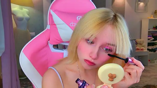 Snapshot of b4by_LoL1 chatting on February 9, 2026, 1:26 pm b4by LoL1 online show from February 9, 2026, 1:26 pm