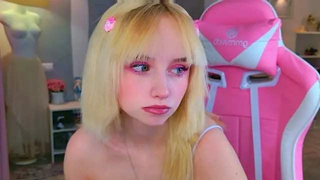 Snapshot of b4by_LoL1 chatting on February 10, 2026, 12:31 pm b4by LoL1 online show from February 10, 2026, 12:31 pm