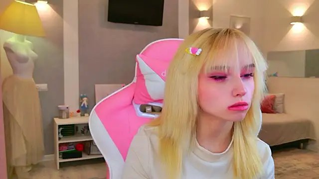 Snapshot of b4by_LoL1 chatting on February 22, 2026, 2:37 pm b4by LoL1 online show from February 22, 2026, 2:37 pm