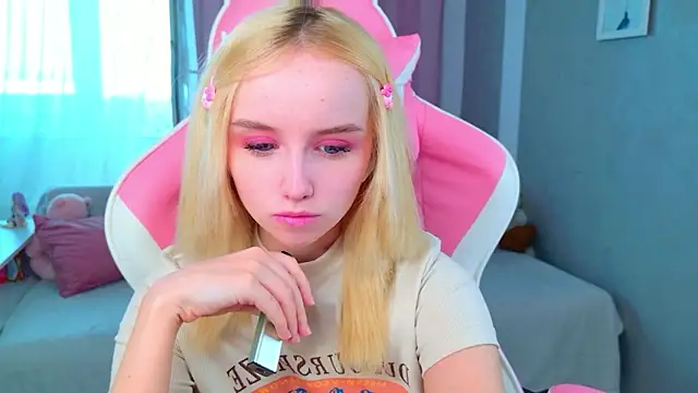 Snapshot of b4by_LoL1 chatting on February 28, 2026, 8:37 am b4by LoL1 online show from February 28, 2026, 8:37 am