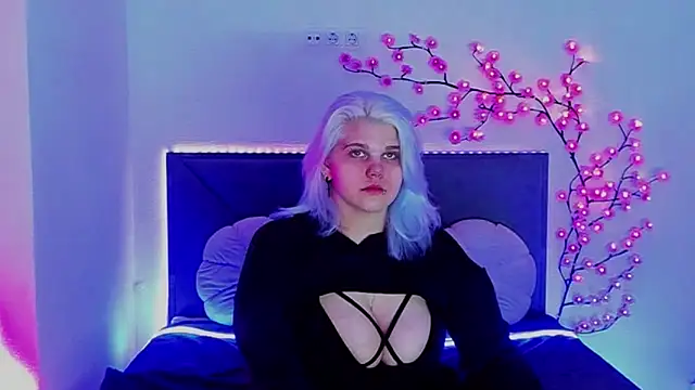 JoannLowe online show from April 15, 2026, 7:58 pm