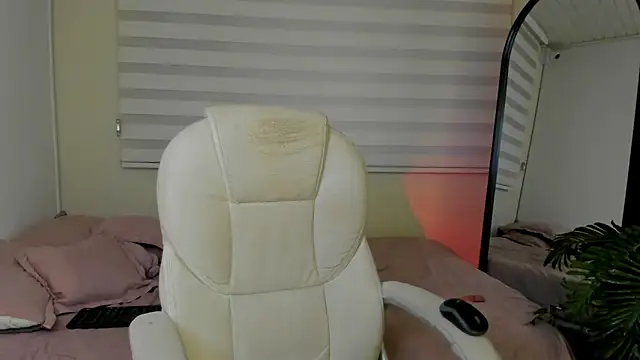 Snapshot of Catyloves chatting on December 16, 2025, 10:15 pm Catyloves online show from December 16, 2025, 10:15 pm