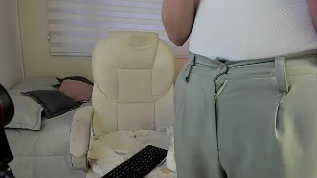 Snapshot of Catyloves chatting on December 19, 2025, 9:55 pm Catyloves online show from December 19, 2025, 9:55 pm