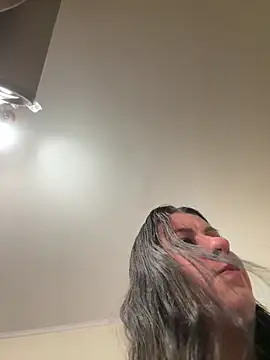 Evelinia online show from November 14, 2025, 4:28 pm