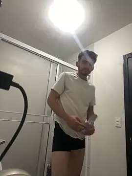 Snapshot of kevinsito1 chatting on February 11, 2026, 2:44 pm kevinsito1 online show from February 11, 2026, 2:44 pm