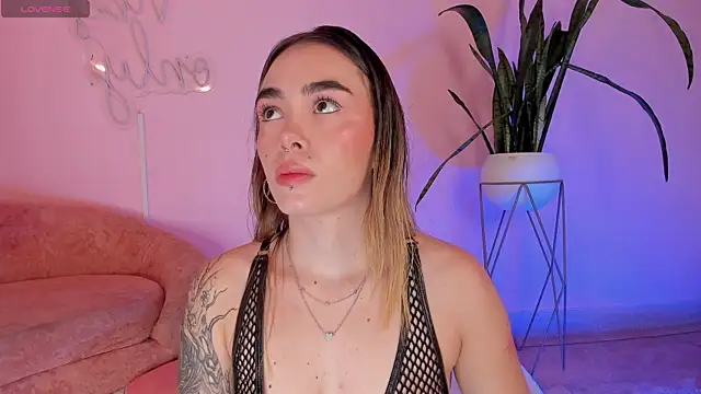 Lucy Vega online show from October 31, 2025, 4:57 am