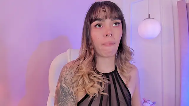 Lucy Vega online show from December 5, 2025, 4:43 am