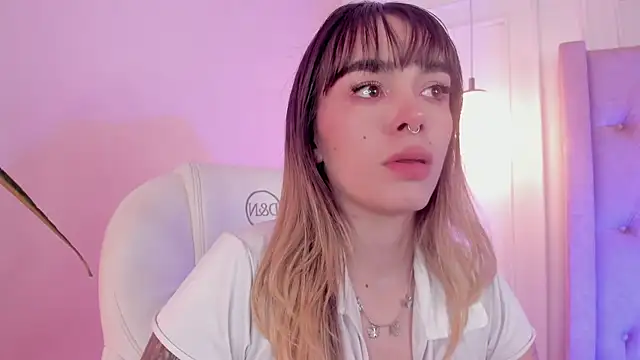 Lucy Vega online show from December 15, 2025, 5:01 am