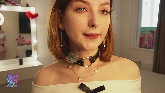 Snapshot of sarahUwU chatting on February 16, 2026, 8:10 am sarahUwU online show from February 16, 2026, 8:10 am