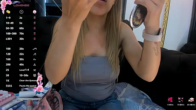 Snapshot of EvaaLovia1 chatting on October 3, 2025, 1:19 pm EvaaLovia1 online show from October 3, 2025, 1:19 pm