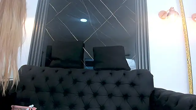 Snapshot of EvaaLovia1 chatting on October 10, 2025, 2:05 pm EvaaLovia1 online show from October 10, 2025, 2:05 pm