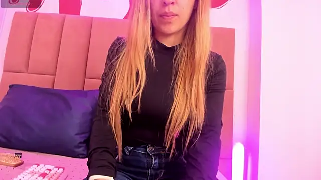 Snapshot of EvaaLovia1 chatting on October 18, 2025, 2:40 pm EvaaLovia1 online show from October 18, 2025, 2:40 pm