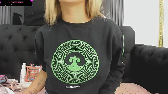 Snapshot of EvaaLovia1 chatting on October 21, 2025, 1:34 pm EvaaLovia1 online show from October 21, 2025, 1:34 pm