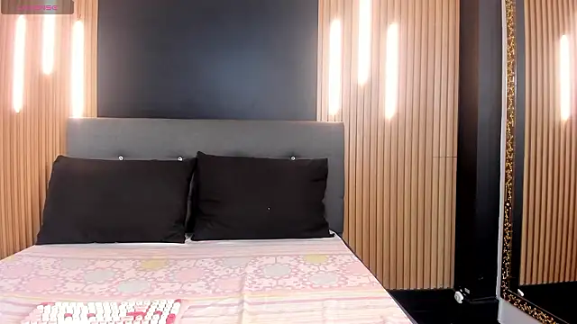 EvaaLovia1 online show from March 6, 2026, 1:18 pm