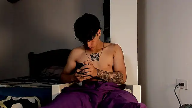 Snapshot of Snakebutterfly chatting on December 22, 2024, 6:39 am Snakebutterfly online show from December 22, 2024, 6:39 am