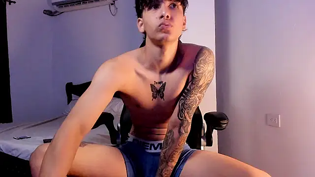 Snapshot of Snakebutterfly chatting on January 22, 2025, 11:32 pm Snakebutterfly online show from January 22, 2025, 11:32 pm