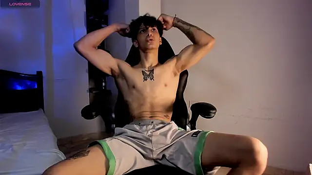 Snapshot of Snakebutterfly chatting on March 9, 2025, 11:03 pm Snakebutterfly online show from March 9, 2025, 11:03 pm