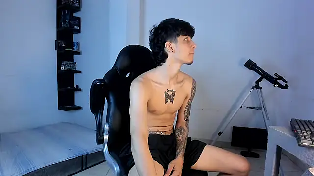 Snapshot of Snakebutterfly chatting on October 17, 2025, 10:07 am Snakebutterfly online show from October 17, 2025, 10:07 am