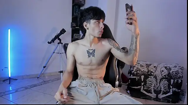 Snapshot of Snakebutterfly chatting on October 19, 2025, 6:03 am Snakebutterfly online show from October 19, 2025, 6:03 am