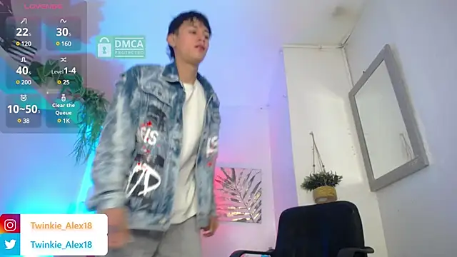 Twinkie-Alex18 online show from December 5, 2024, 9:06 pm