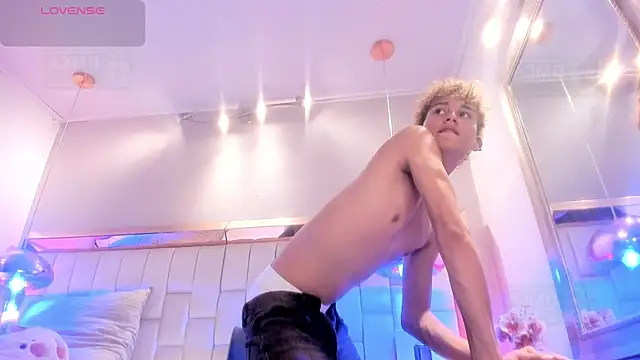 Twinkie-Alex18 online show from September 29, 2025, 8:57 pm