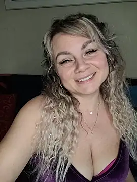 candy queeen online show from November 27, 2025, 10:17 am