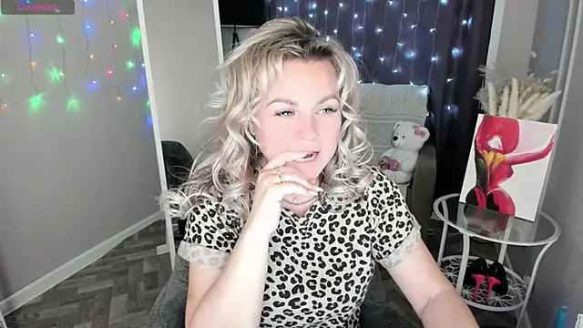 candy queeen online show from May 10, 2026, 10:15 pm