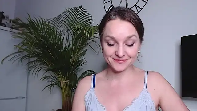 Snapshot of AliciaDesire chatting on February 12, 2025, 6:30 pm AliciaDesire online show from February 12, 2025, 6:30 pm