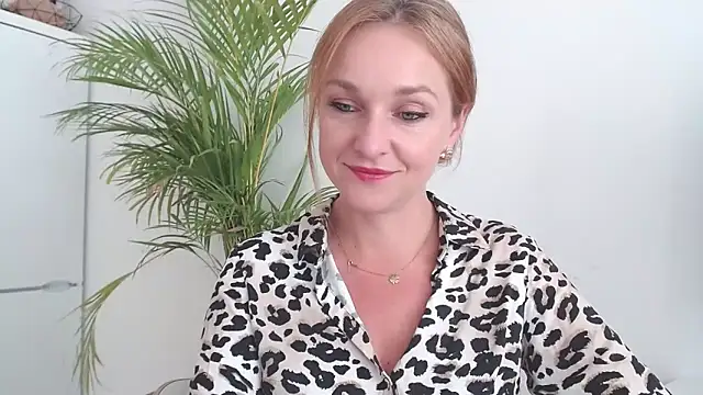 Snapshot of AliciaDesire chatting on October 14, 2025, 1:01 pm AliciaDesire online show from October 14, 2025, 1:01 pm