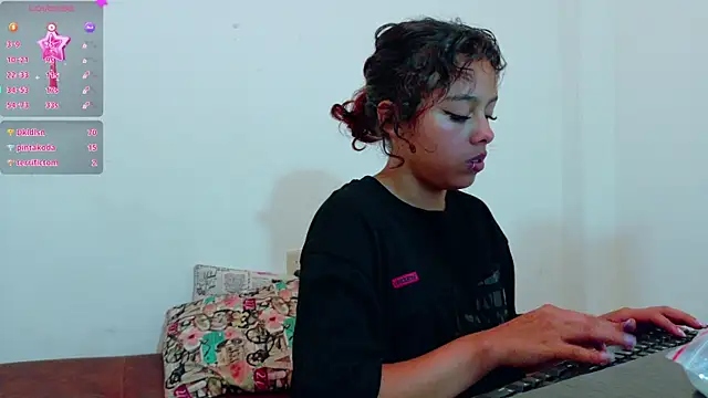 Snapshot of clydexxxbunny chatting on December 29, 2024, 5:42 am clydexxxbunny online show from December 29, 2024, 5:42 am