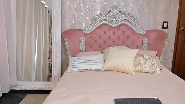 Snapshot of AngelineConnor chatting on March 10, 2025, 7:40 pm AngelineConnor online show from March 10, 2025, 7:40 pm