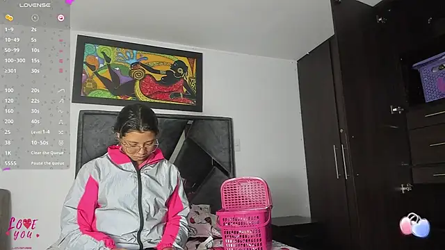 Vahiolet smith online show from November 5, 2025, 3:28 am