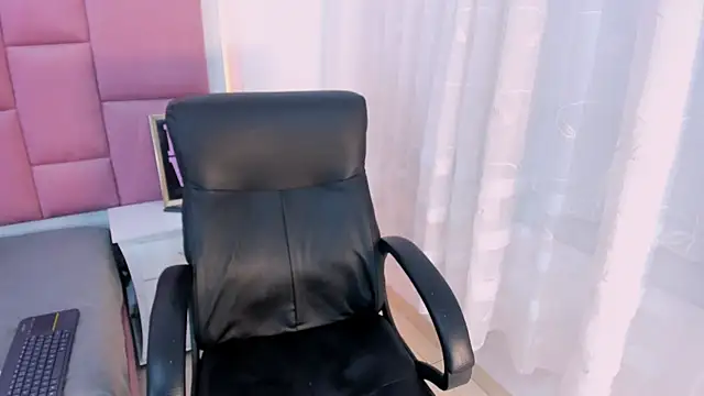 Snapshot of StormiHills chatting on March 3, 2025, 10:52 pm StormiHills online show from March 3, 2025, 10:52 pm