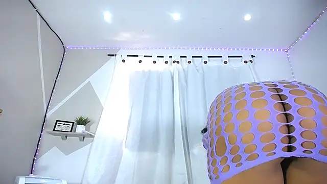 Hillary queen online show from February 20, 2025, 3:41 pm