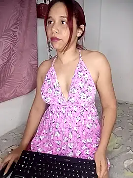 Snapshot of emma-19- chatting on February 25, 2026, 4:33 am emma-19- online show from February 25, 2026, 4:33 am