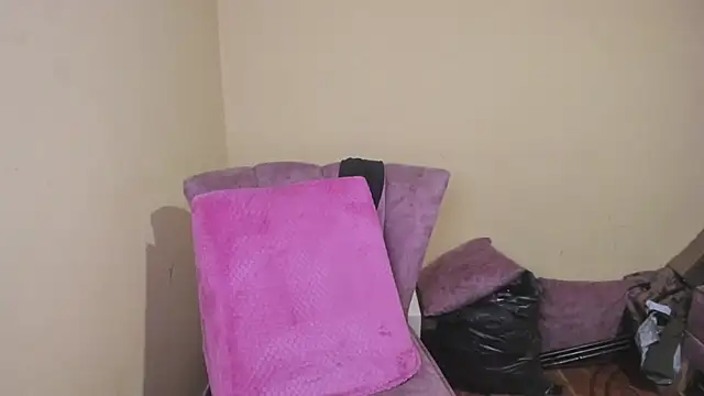 lauraguzman online show from June 25, 2026, 3:28 am