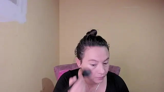 lauraguzman online show from July 15, 2026, 2:50 am