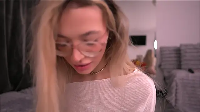 Snapshot of KylieJoyce chatting on November 19, 2025, 9:48 pm KylieJoyce online show from November 19, 2025, 9:48 pm