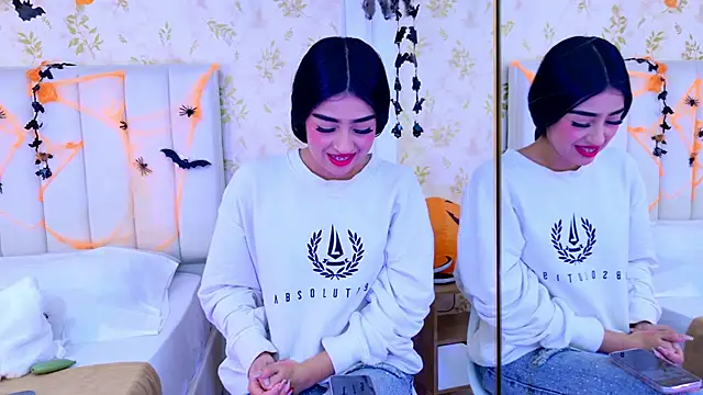 Mia-Monroe online show from October 22, 2025, 3:07 am