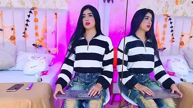 Mia-Monroe online show from November 3, 2025, 2:57 am