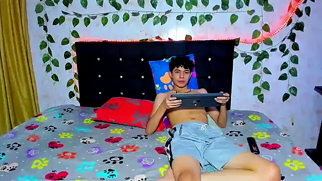 Snapshot of Alexander_and_Xiao chatting on December 19, 2024, 2:01 am Alexander and Xiao online show from December 19, 2024, 2:01 am