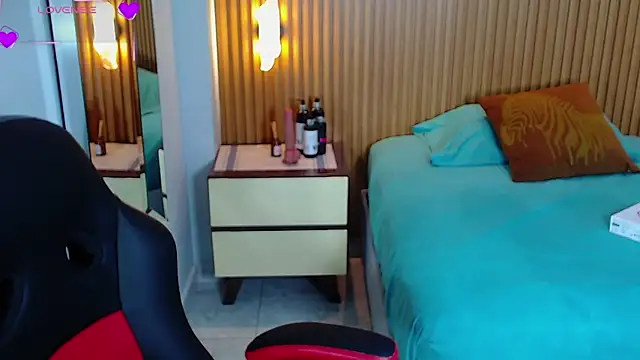 LUCYAMARS1 online show from November 12, 2025, 12:49 pm